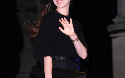 Anne Hathaway’s Uncommon Shoe Color Gives Basic Jeans Main-Character Energy
