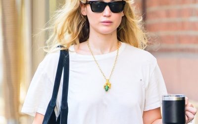 Looking Cool in a White T-Shirt RN Means Wearing This “Dated” Denim Trend With It
